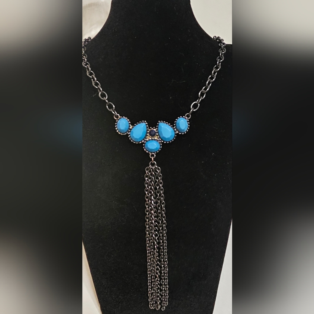 Elegant Blue Pendant Necklace